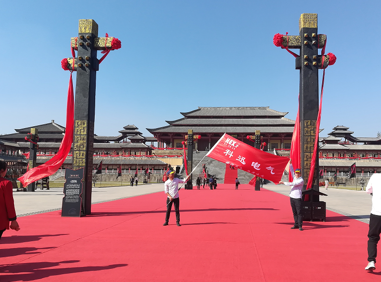 KEXEXR қызметкерлері Hengdian Studios-та ойнайды.